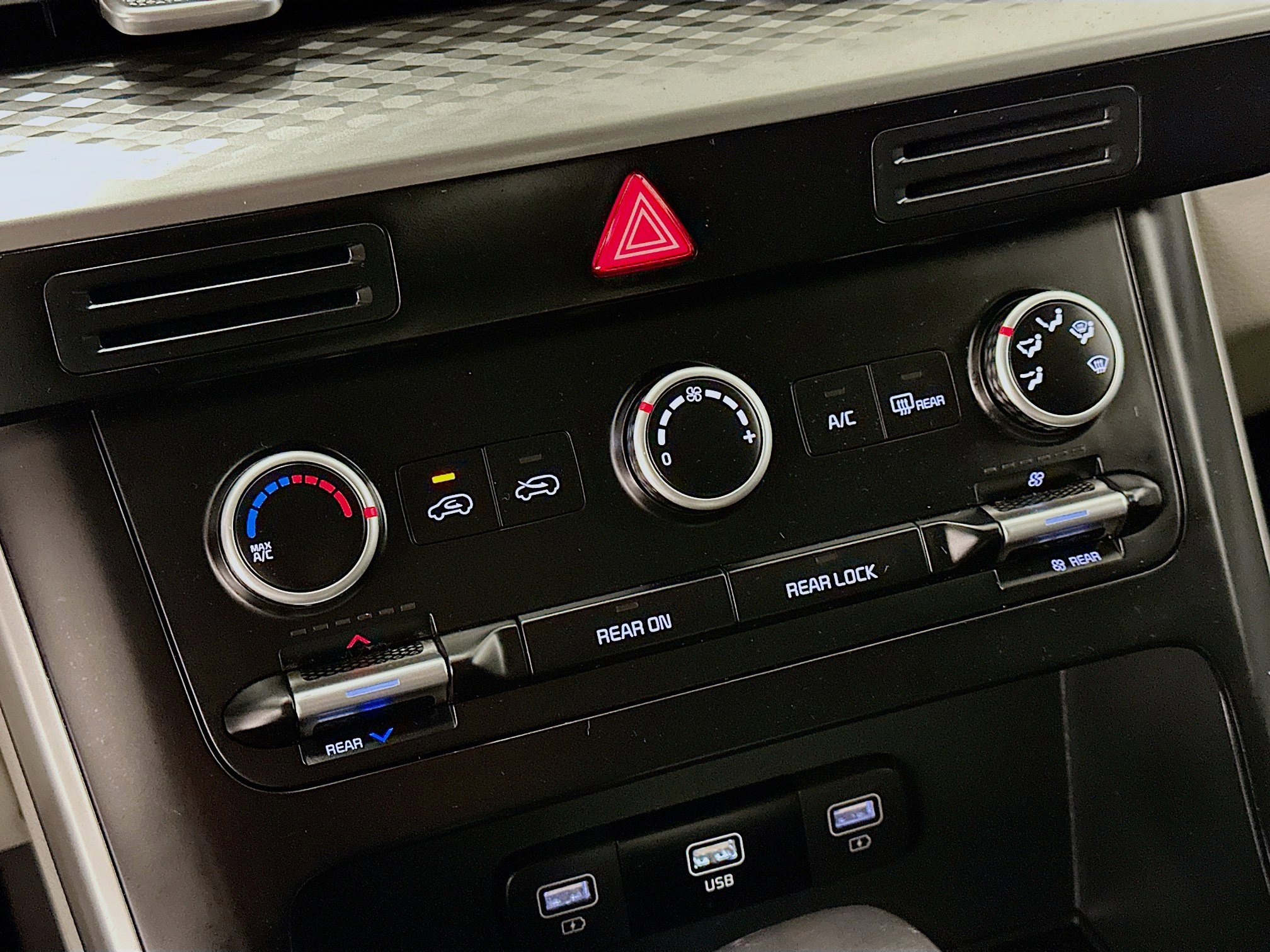 Used 2024 Kia Carnival LX image 23