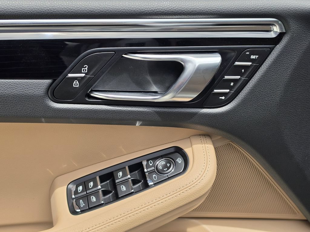 Used 2026 Porsche Macan AWD/4WD image 14