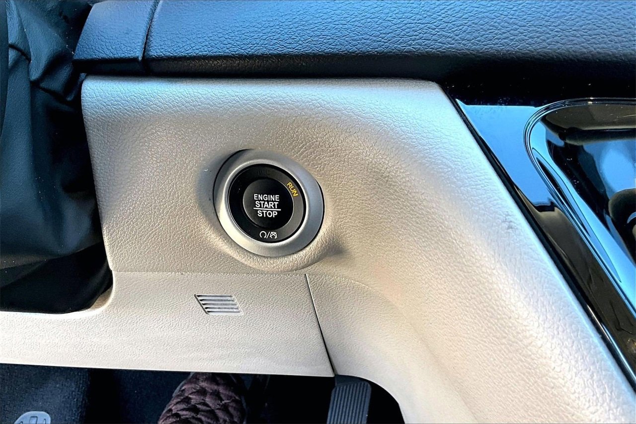 Certified 2024 Chrysler Pacifica Touring-L image 27