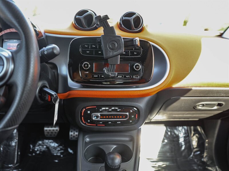 Used 2016 smart fortwo pure RWD image 26