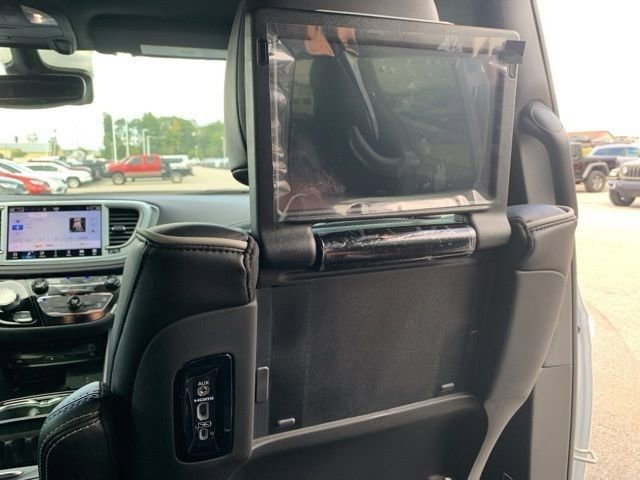 New 2026 Chrysler Pacifica Limited w/ Uconnect Theater Family Group image 27