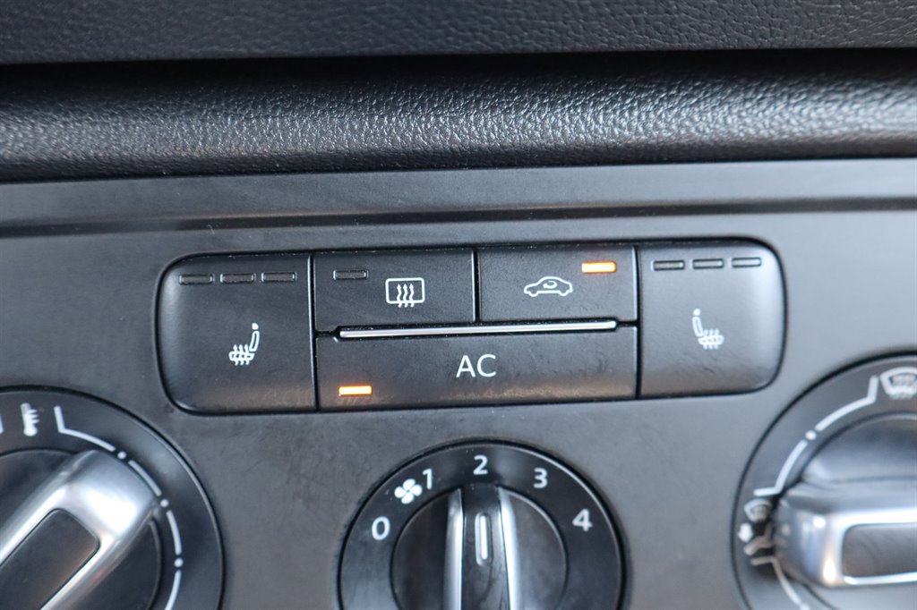Used 2012 Volkswagen Beetle 2.0T FWD image 27