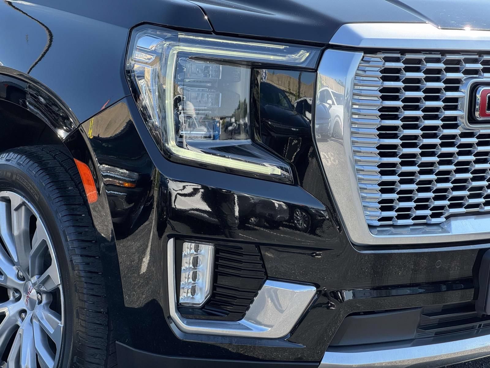 Used 2022 GMC Yukon Denali w/ Denali Premium Package AWD/4WD image 28