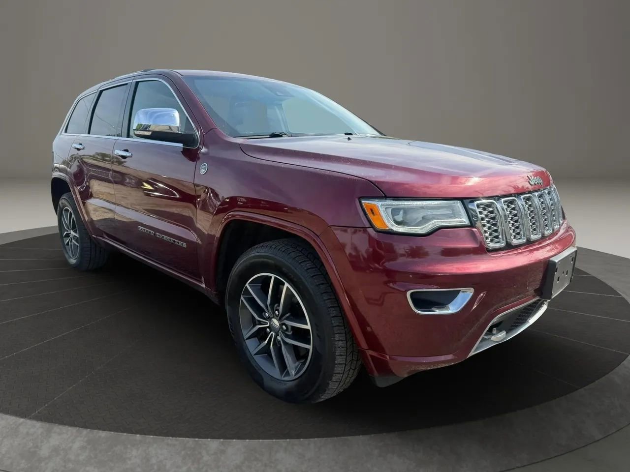 Used 2018 Jeep Grand Cherokee Overland AWD/4WD image 2