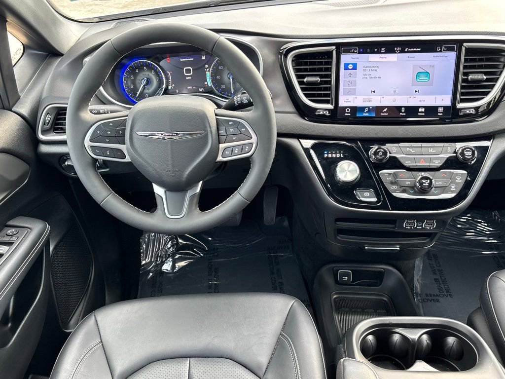 Used 2025 Chrysler Voyager LX image 23