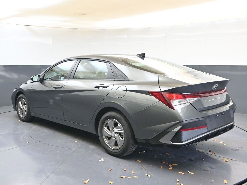 Certified 2025 Hyundai Elantra SE image 3