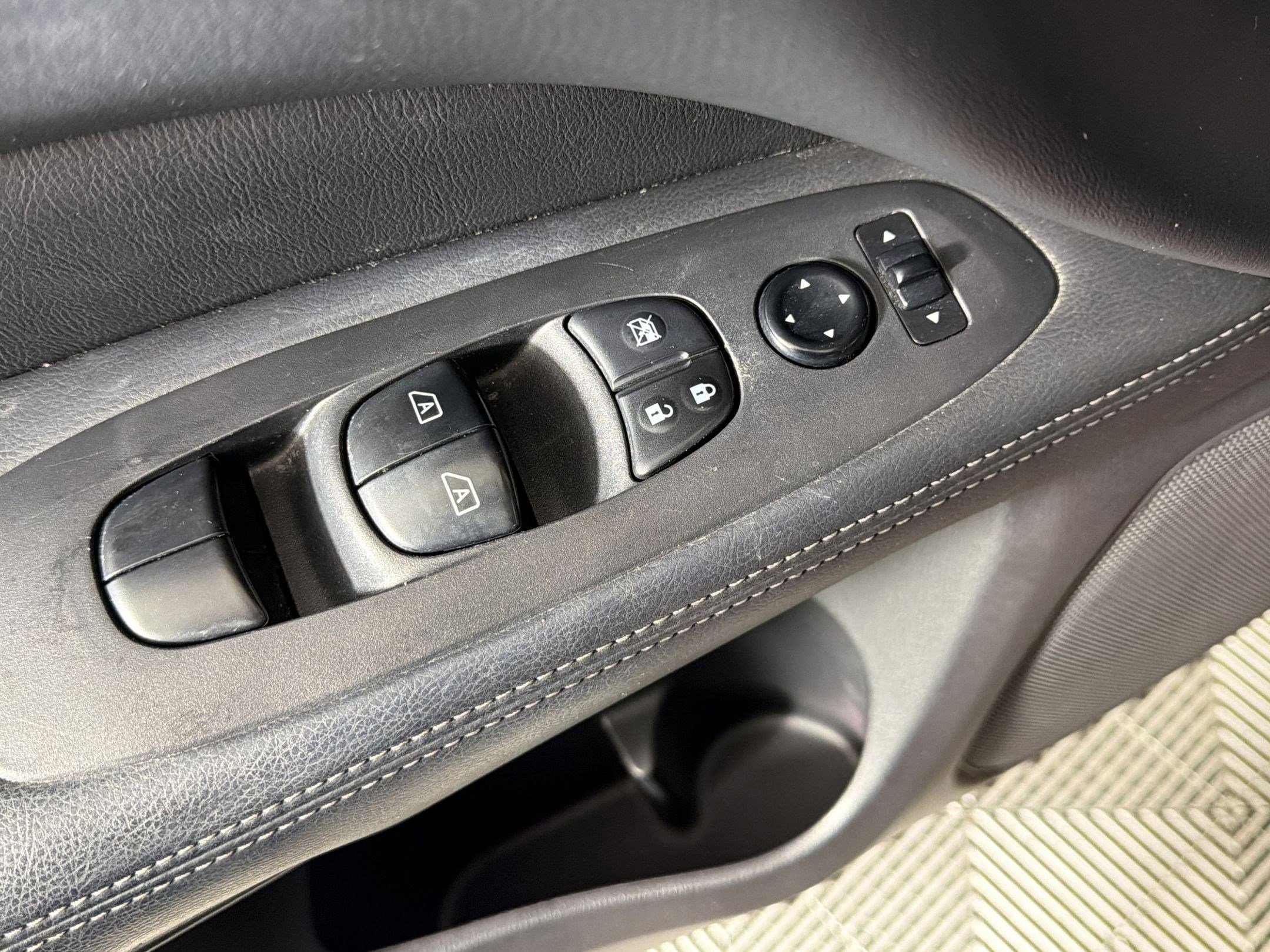 Used 2013 Nissan Pathfinder SL w/ SL Premium Pkg FWD image 10