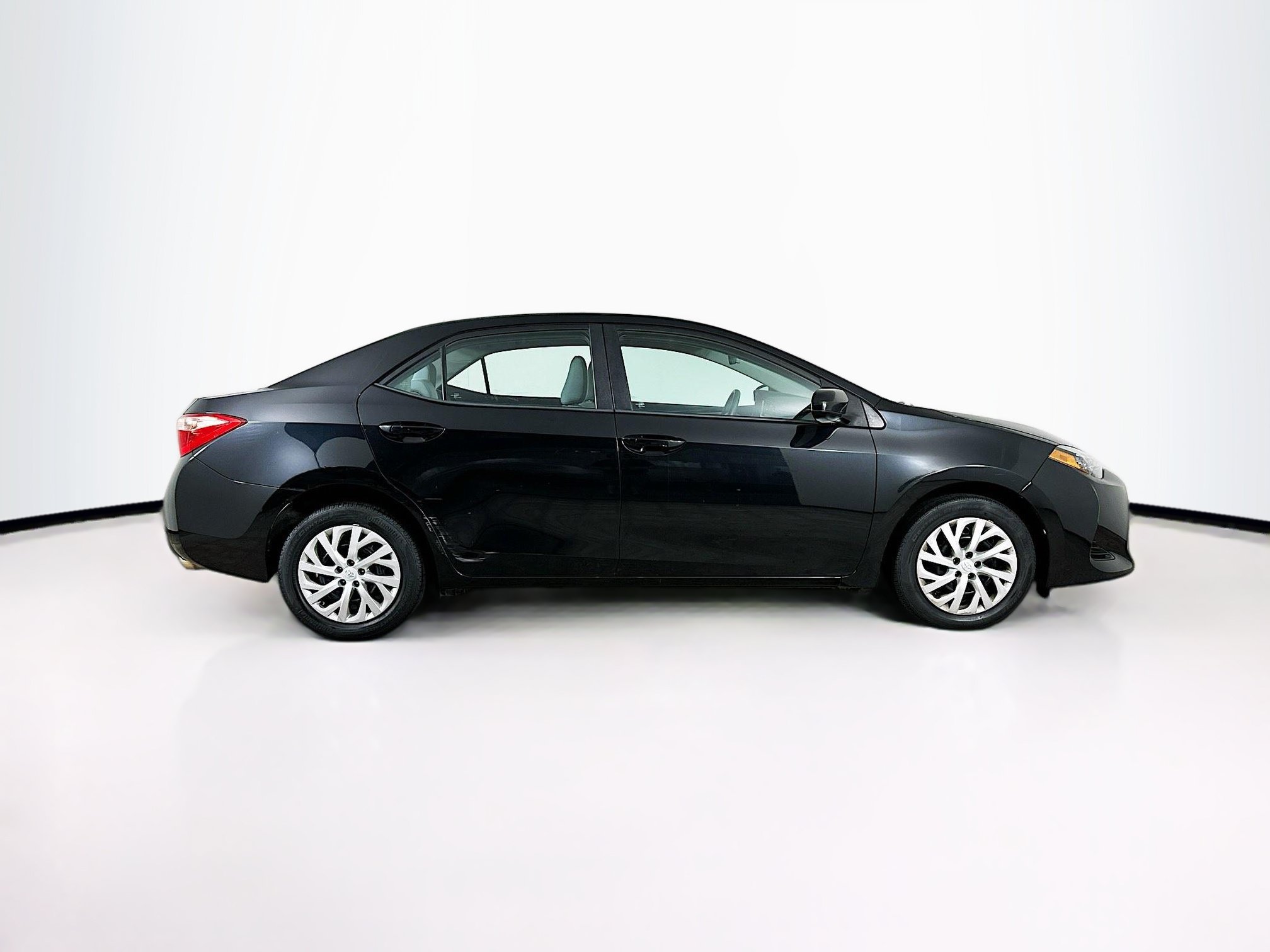 Used 2017 Toyota Corolla LE w/ Carpet Mat Package (TMS) FWD image 10