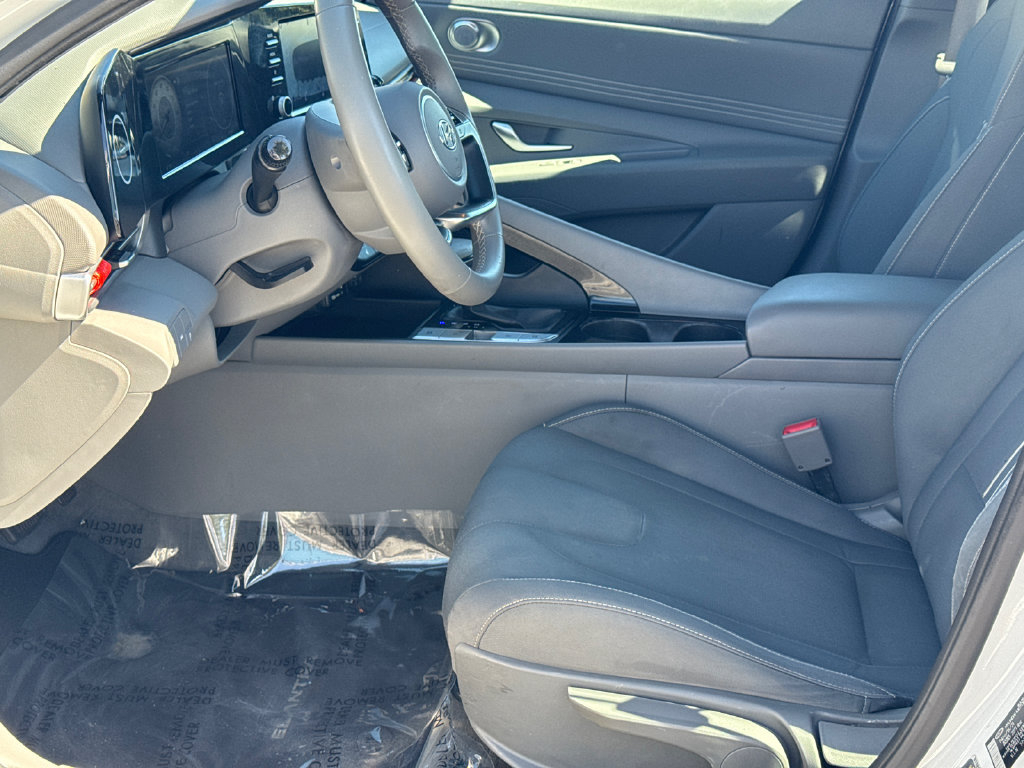 Used 2022 Hyundai Elantra SEL w/ Convenience Package FWD image 2