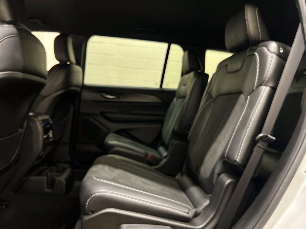 Used 2025 Jeep Grand Cherokee L Laredo AWD/4WD image 9