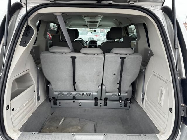 Used 2008 Chrysler Town & Country Touring w/ Flexible Seating Group FWD image 7