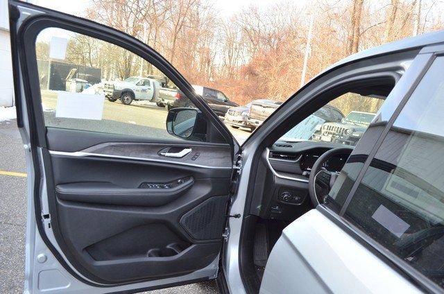 New 2025 Jeep Grand Cherokee Limited image 12