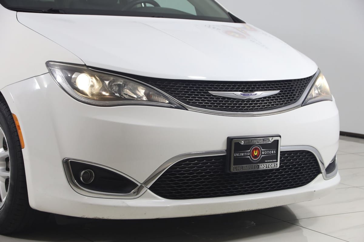 Used 2020 Chrysler Pacifica Touring FWD image 38