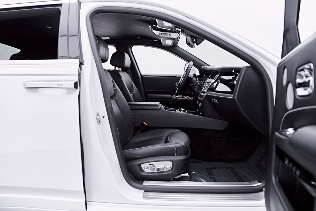Used 2018 Rolls-Royce Ghost RWD image 37