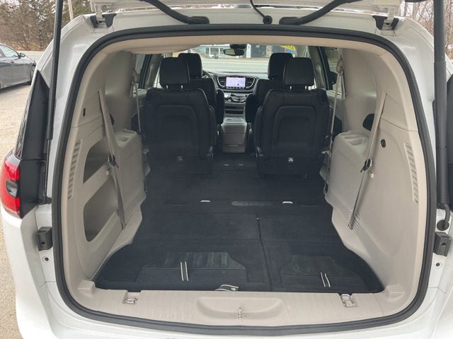 Used 2024 Chrysler Pacifica Touring-L image 43