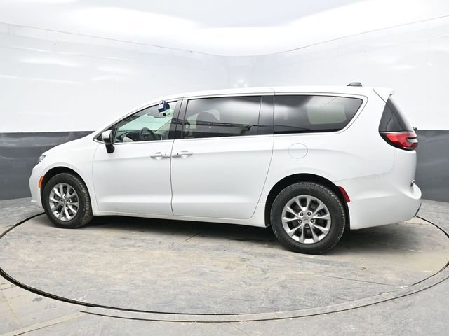 Used 2023 Chrysler Pacifica Touring-L image 4