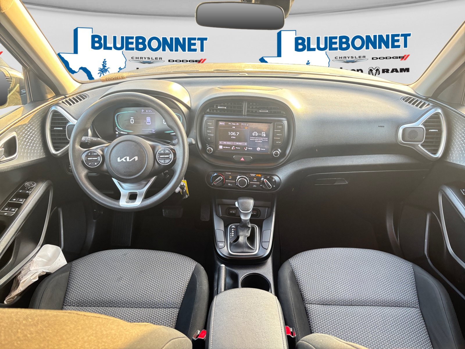 Used 2023 Kia Soul LX w/ LX Technology Package FWD image 12
