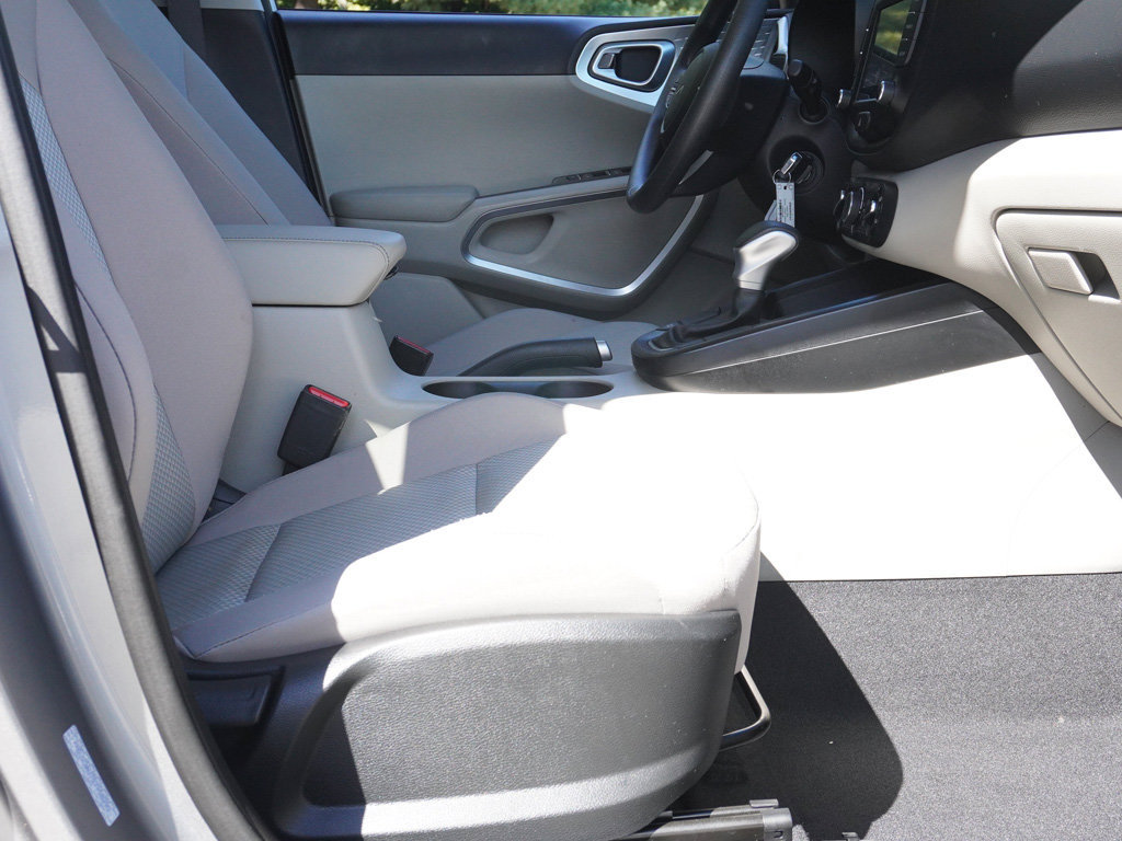 Used 2025 Kia Soul LX w/ LX Technology Package FWD image 26