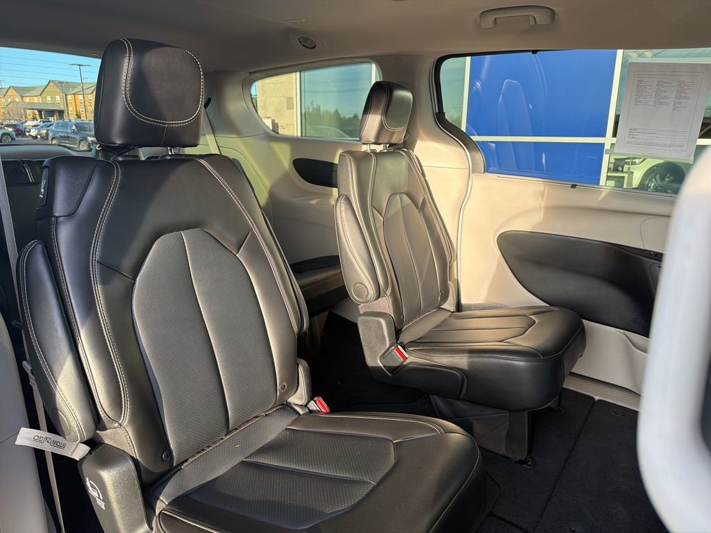 Used 2024 Chrysler Pacifica Touring-L FWD image 24