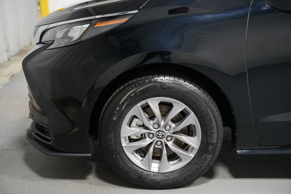 Certified 2024 Toyota Sienna LE image 5