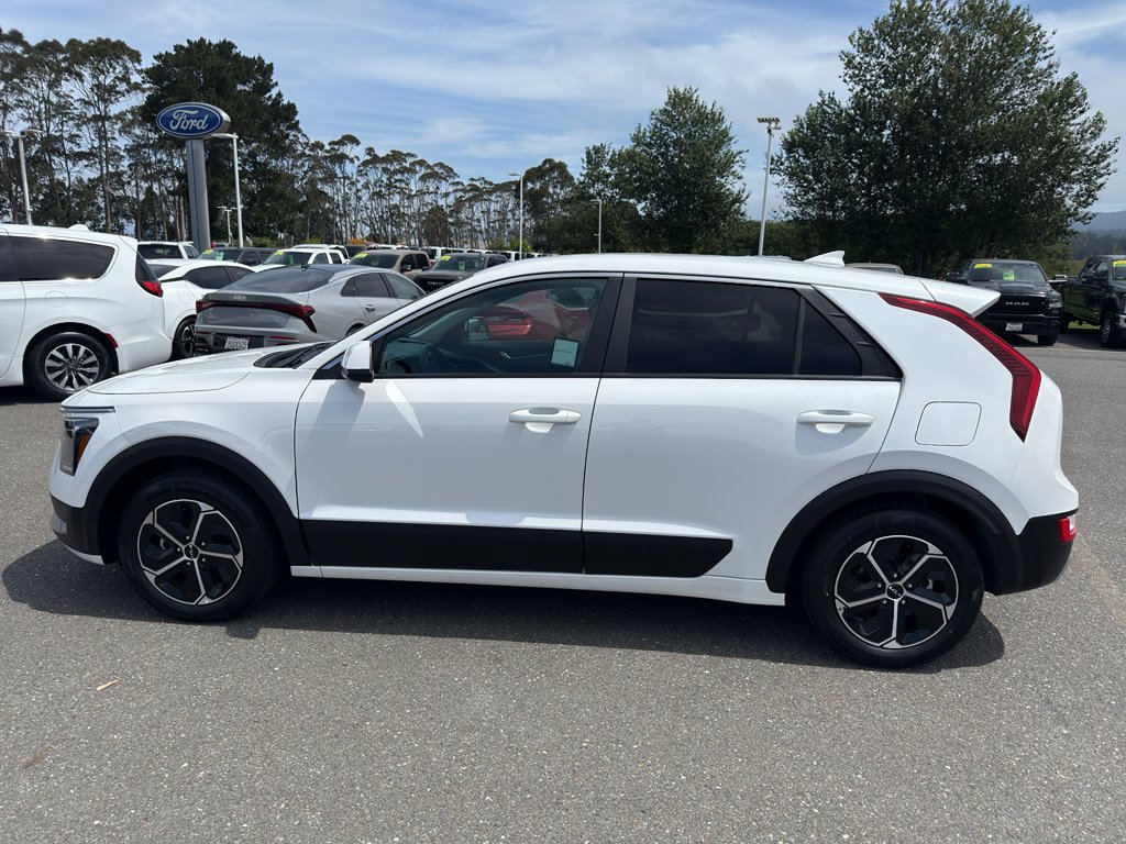 Used 2025 Kia Niro LX FWD image 2