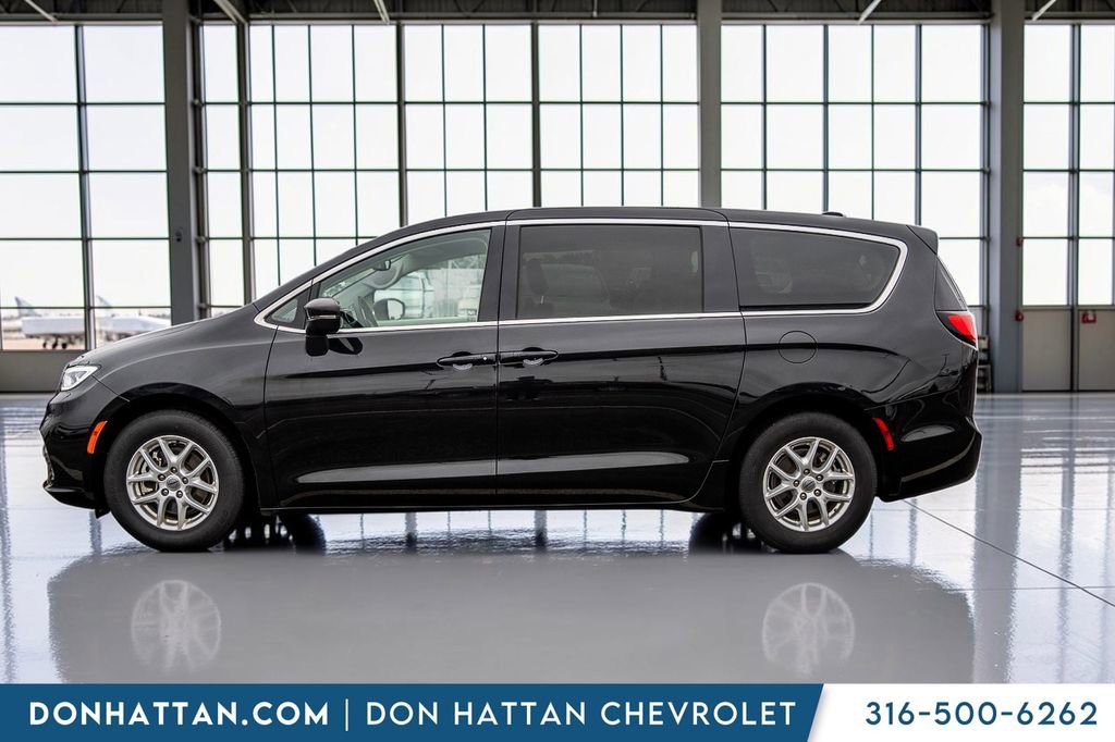 Used 2023 Chrysler Pacifica Touring-L FWD image 2