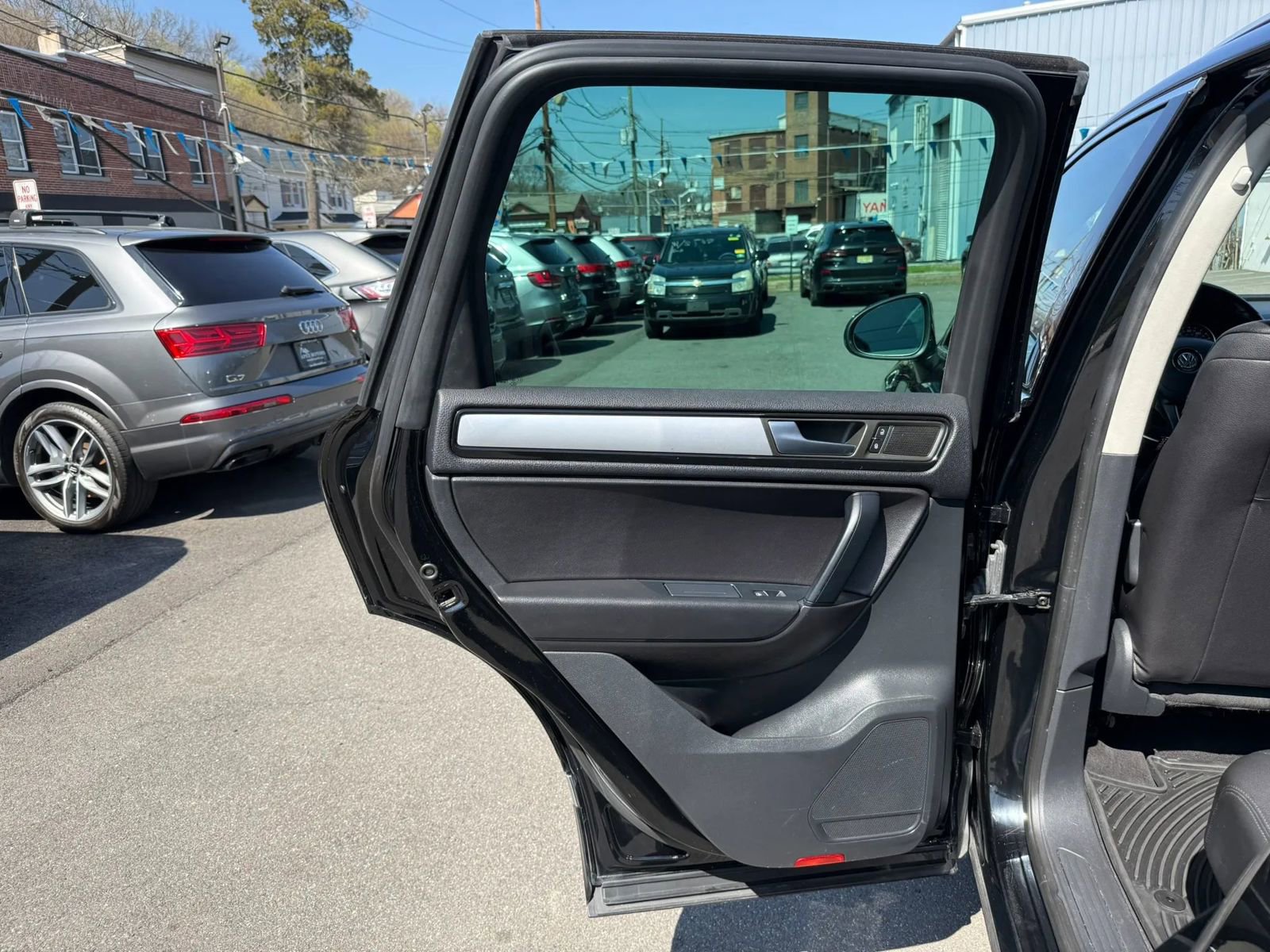 Used 2012 Volkswagen Touareg Sport image 41