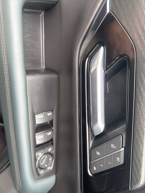Used 2025 GMC Yukon XL AT4 AWD/4WD image 10