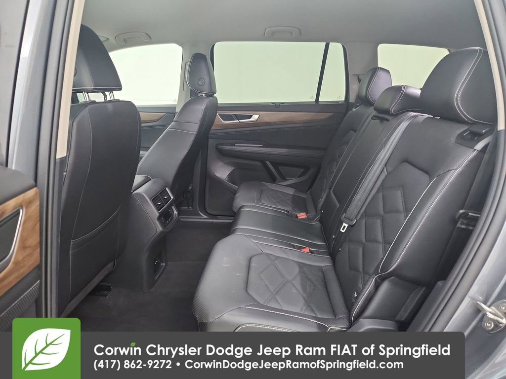 Used 2025 Volkswagen Atlas SE image 30
