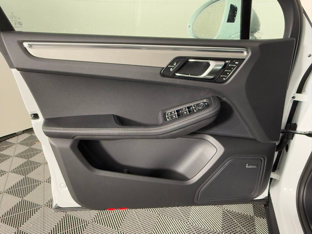 New 2026 Porsche Macan image 25