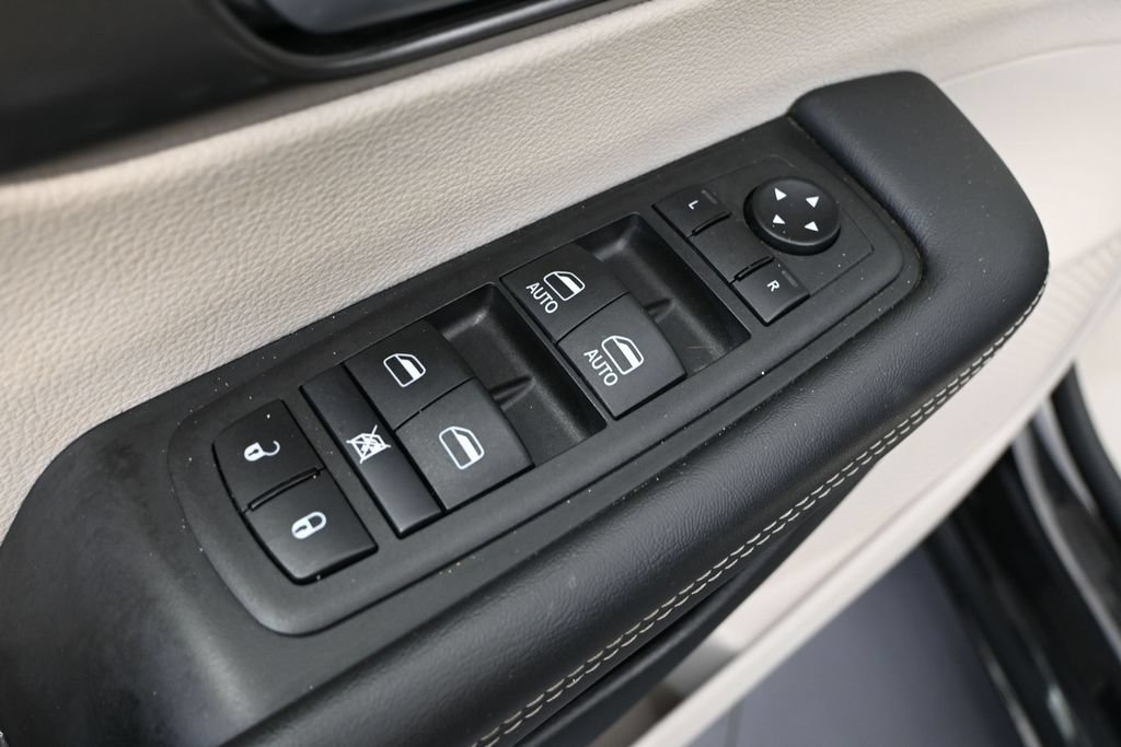 Used 2024 Chrysler Pacifica Touring-L FWD image 15