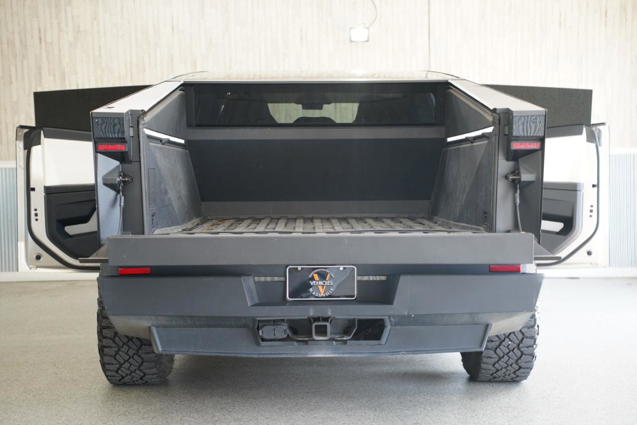 Used 2024 Tesla Cybertruck AWD Crew Cab image 38