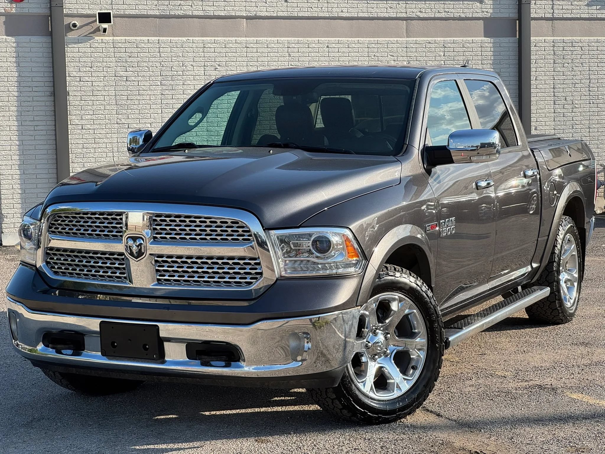 Used 2017 RAM 1500 Laramie w/ Convenience Group AWD/4WD image 2