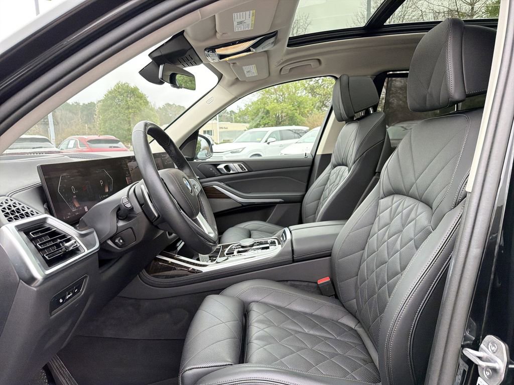 Used 2025 BMW X7 xDrive40i w/ Premium Package image 11