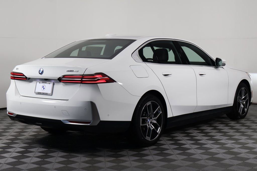 New 2026 BMW i5 eDrive40 w/ Convenience Package image 2