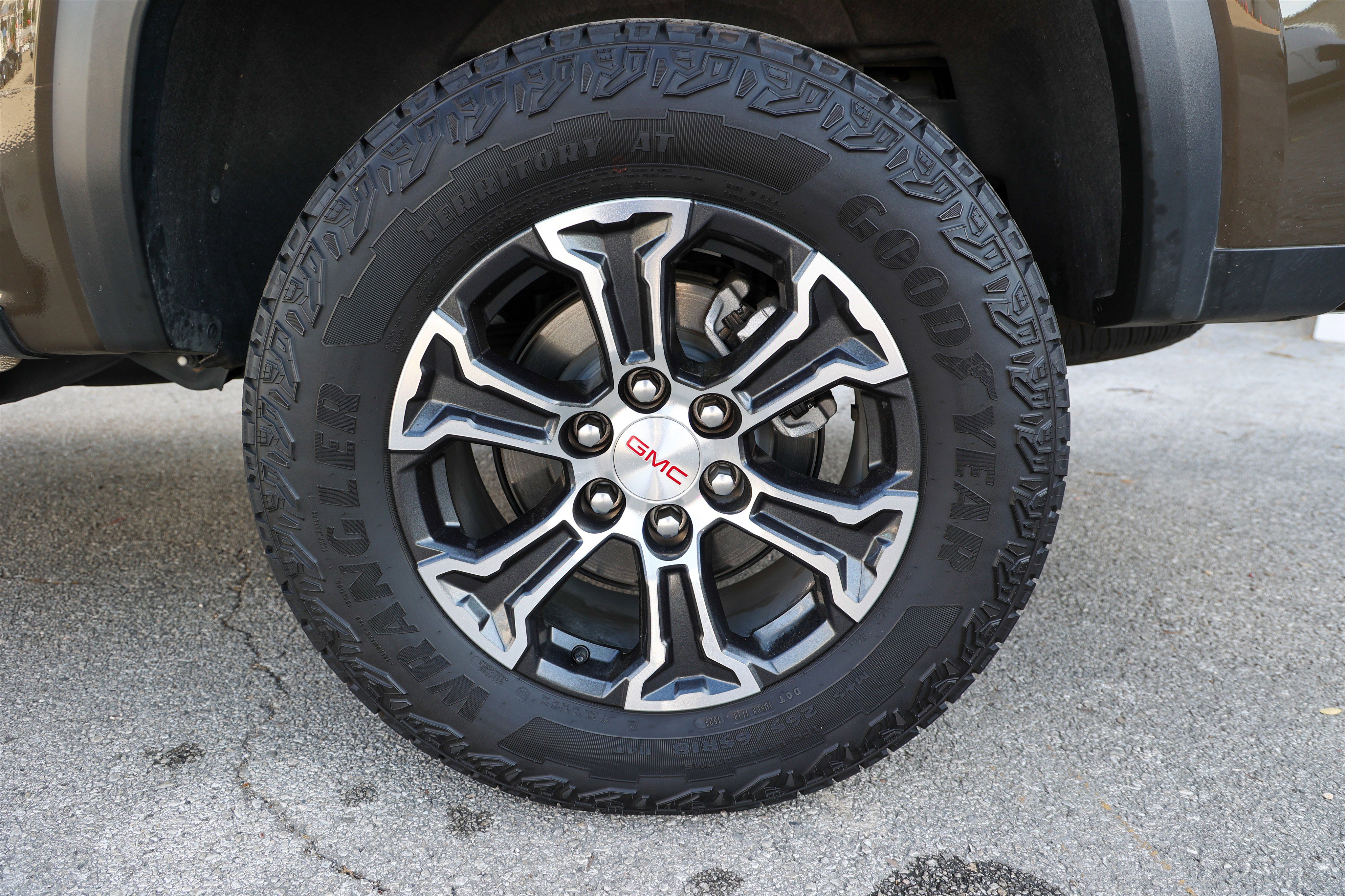 Used 2025 GMC Canyon AT4 w/ AT4 Premium Package image 18