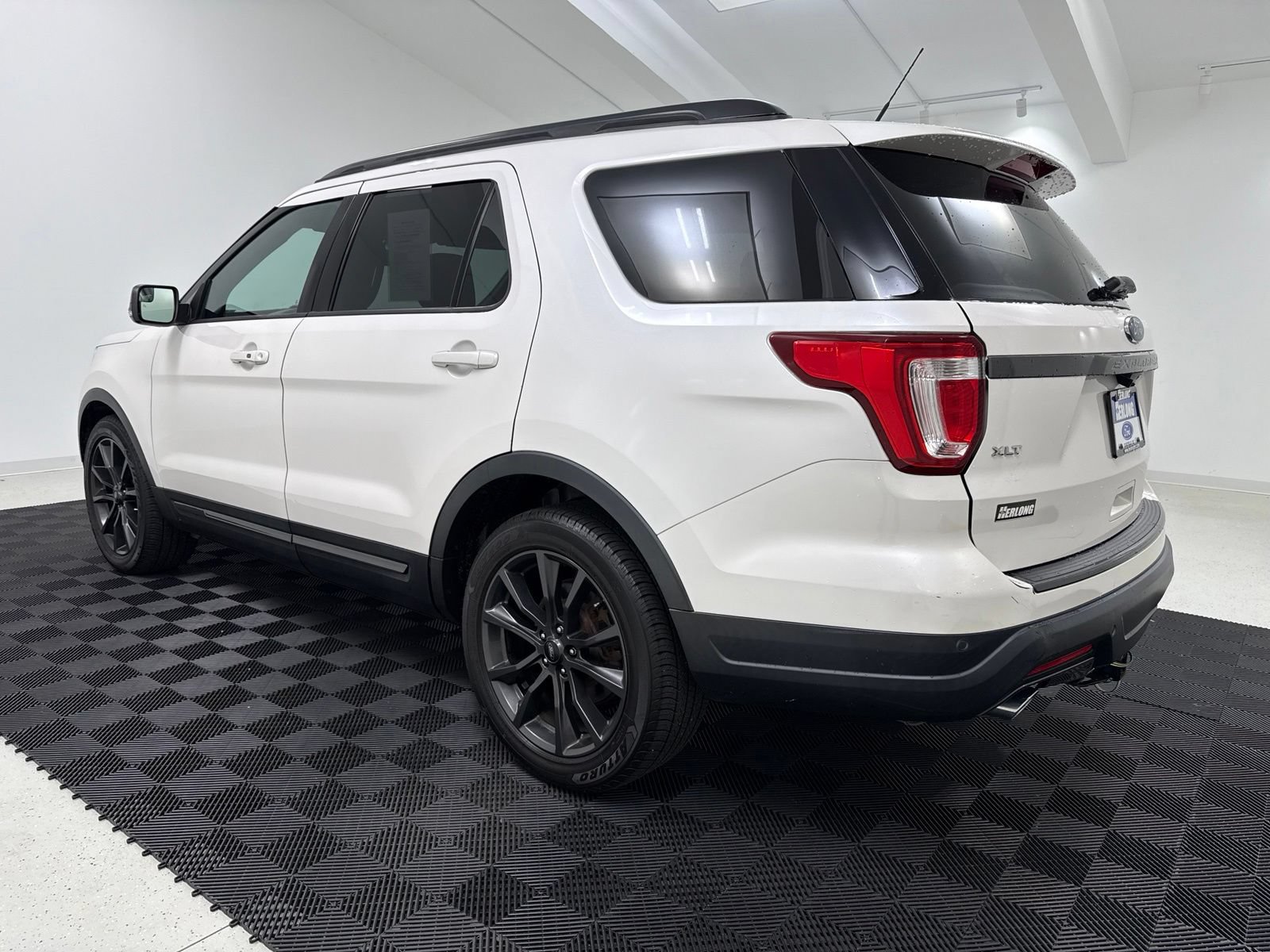 Used 2018 Ford Explorer XLT w/ Equipment Group 202A FWD image 4