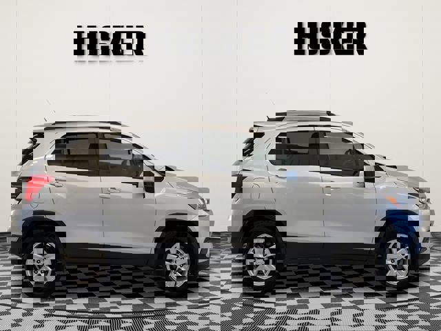 Used 2021 Chevrolet Trax LT w/ Premium Seat Package image 2