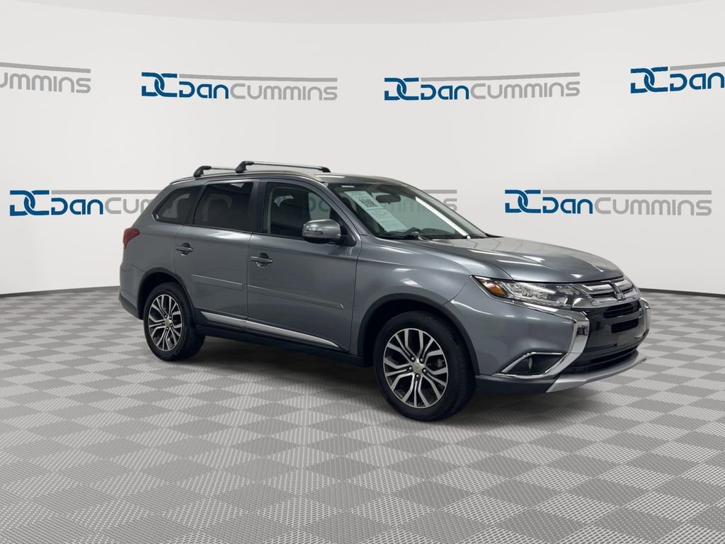 Used 2016 Mitsubishi Outlander SE image 2