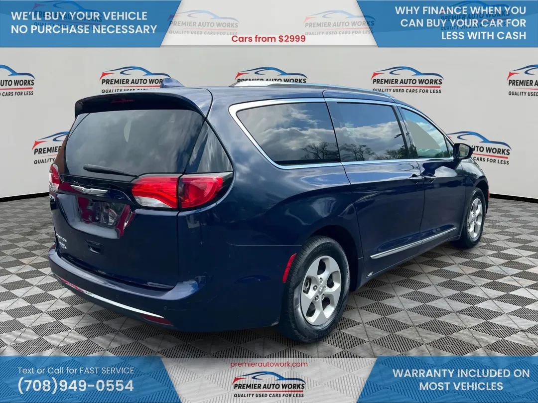 Used 2017 Chrysler Pacifica Touring-L Plus FWD image 4