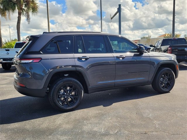 Used 2025 Jeep Grand Cherokee Altitude image 7