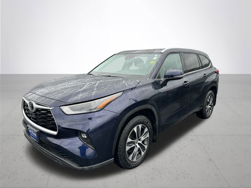 Used 2022 Toyota Highlander XLE image 2