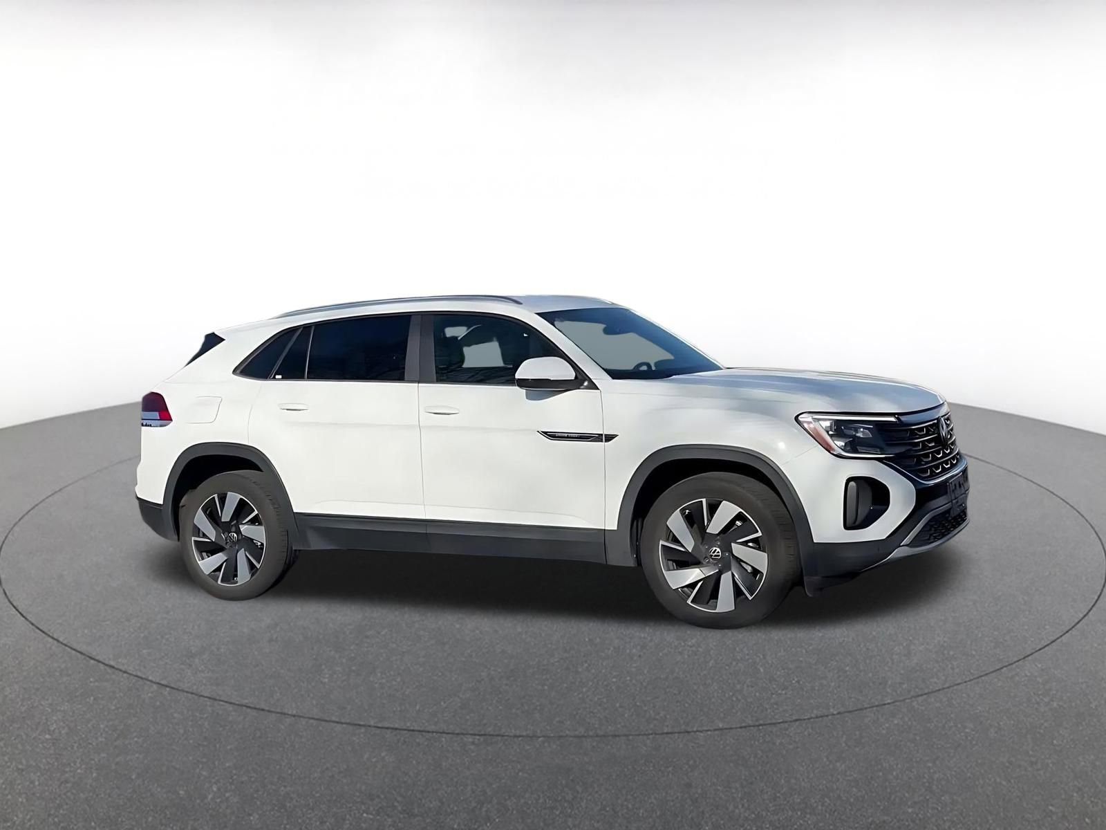 Used 2024 Volkswagen Atlas Cross Sport SE image 2