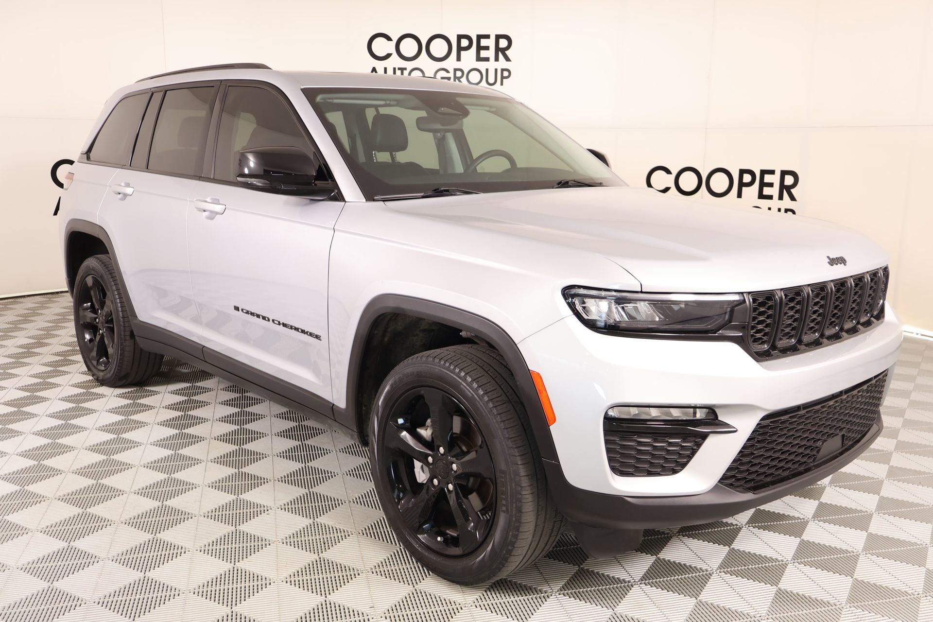 Used 2023 Jeep Grand Cherokee Limited w/ Black Appearance Package