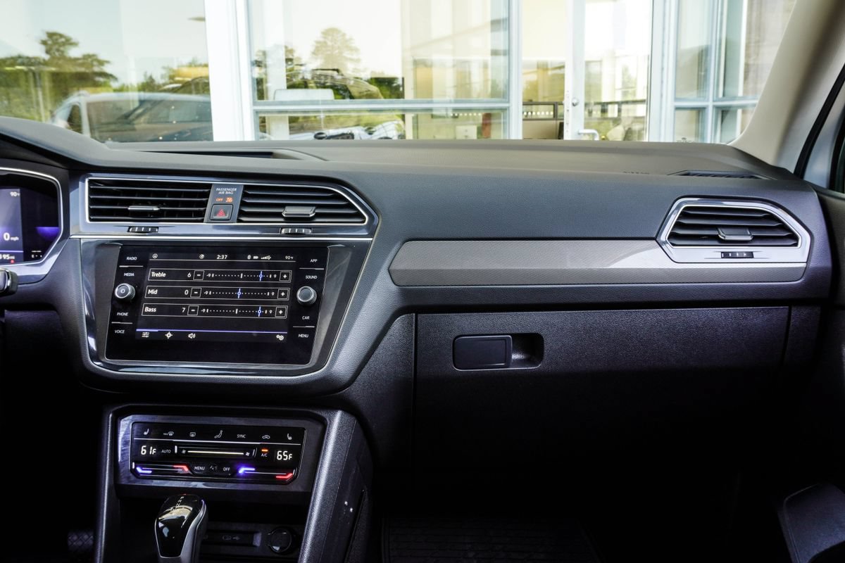 Used 2022 Volkswagen Tiguan SE FWD image 18