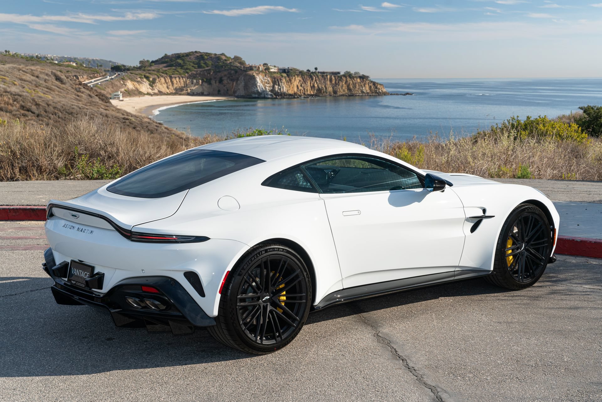 Used 2025 Aston Martin V8 Vantage Coupe RWD image 3