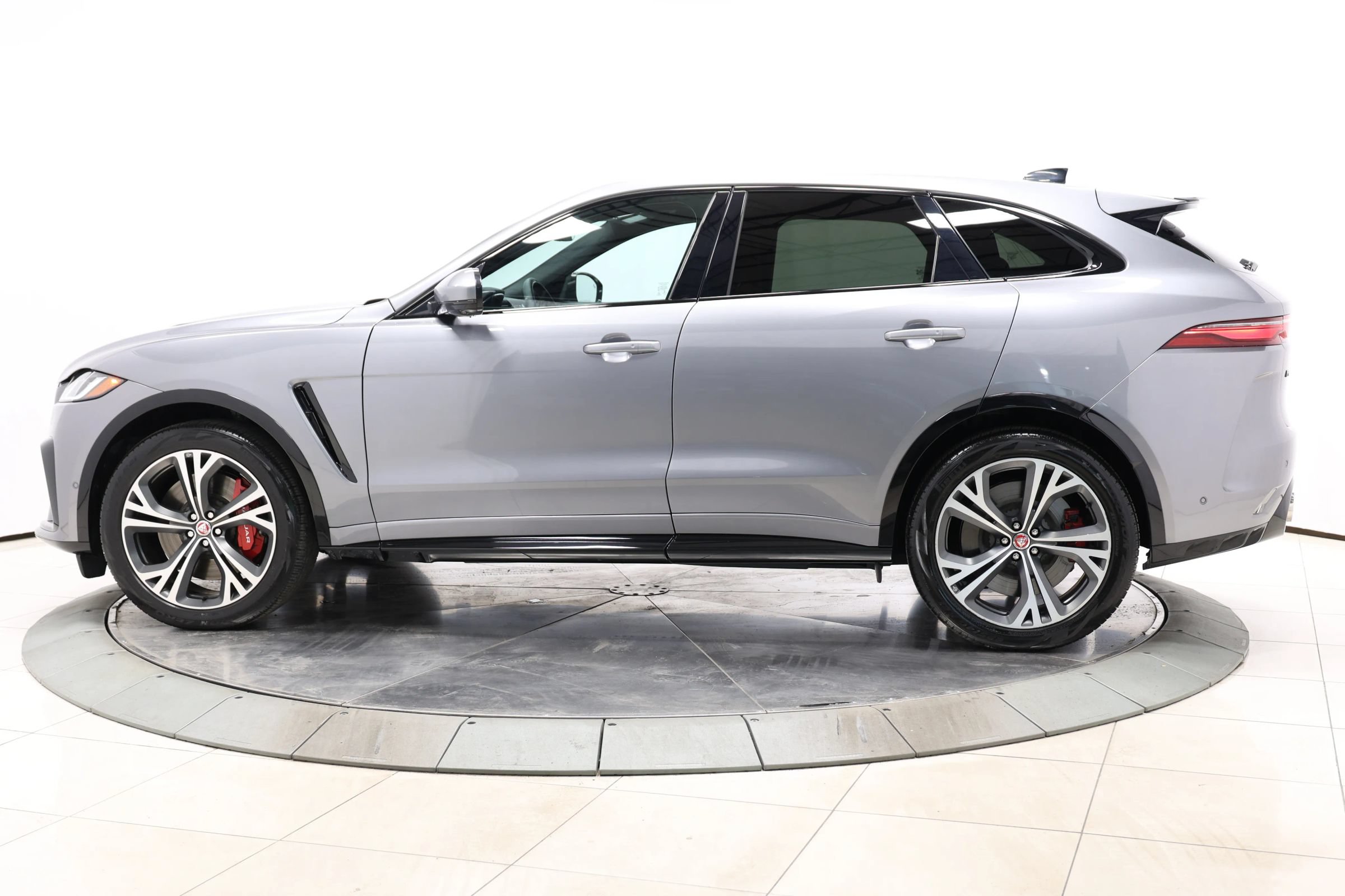 Used 2022 Jaguar F-PACE SVR AWD/4WD image 9
