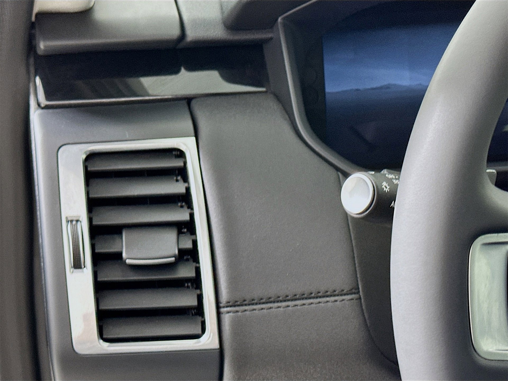 Used 2024 Land Rover Discovery S image 11