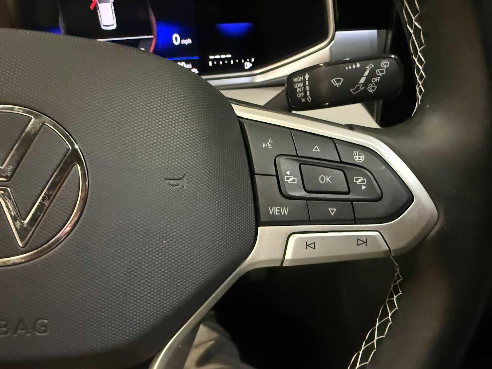 Certified 2025 Volkswagen Taos SE w/ Panoramic Sunroof Package image 30