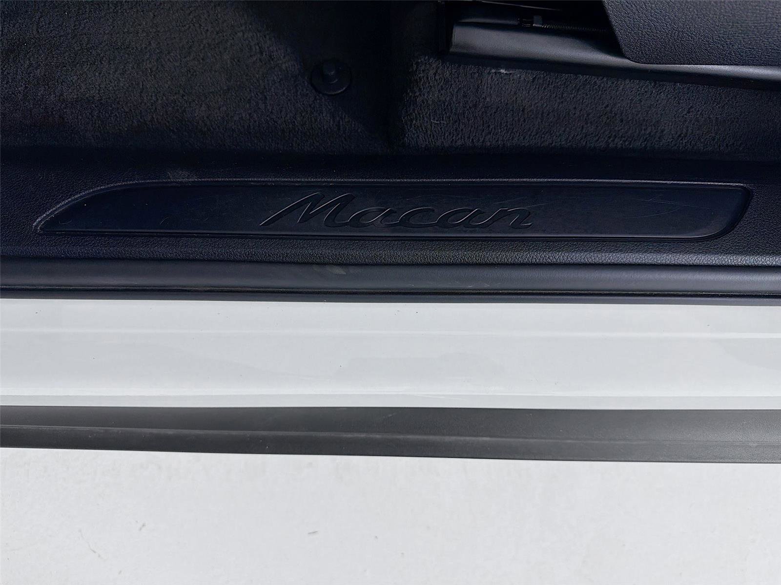 Certified 2023 Porsche Macan AWD/4WD image 9